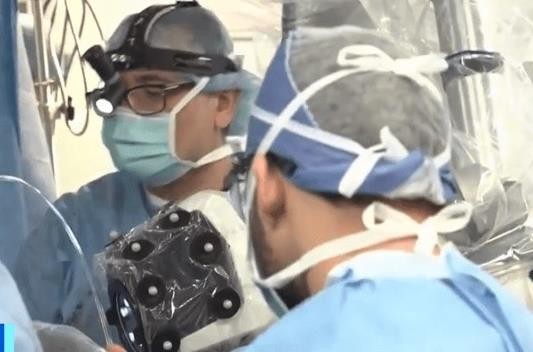 大腦植入芯片後，癱瘓男子逐漸恢複觸覺